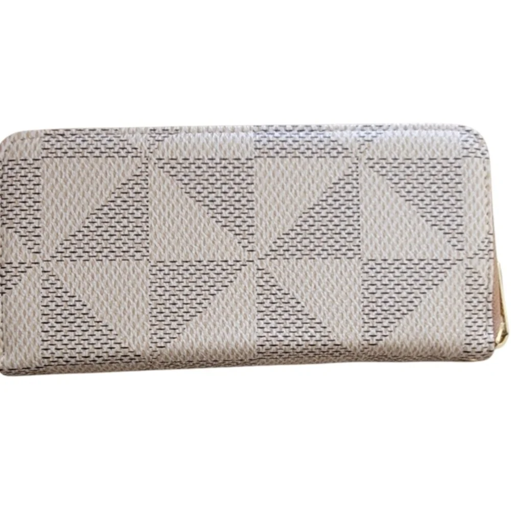 Cream and Black Geometric Wallet with Zipper Closure - Picture 2 of 3